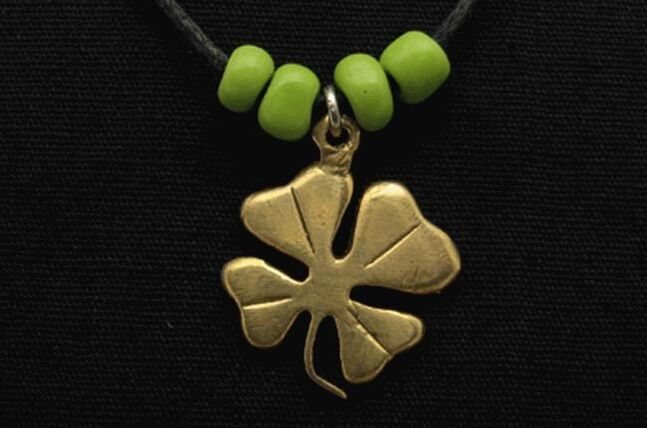 El trébol de cuatro hojas es un amuleto de la suerte popular. 